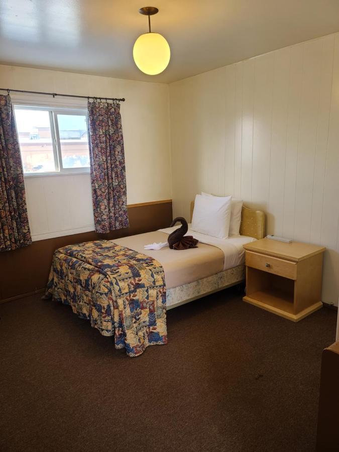 Midtown Motel On Alaska Ave Dawson Creek Exterior photo